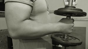 腕の筋肉を太くする筋トレ 自宅からジムでの鍛え方をアームレスリング